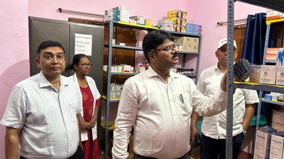 लातेहारः डीसी ने चार प्रखंड कार्यालयों का किया निरीक्षण, दिए निर्देश