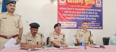 लातेहारः एसपी ने सरेंडर करने वाले नक्सनलियों के परिजनों के साथ की बैठक