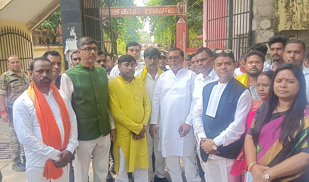 Dhanbad News : बांसजोड़ा गोलीकांड में जेल में बंद आजसू नेत्री रजनी रवानी से मिले सांसद चंद्रप्रकाश