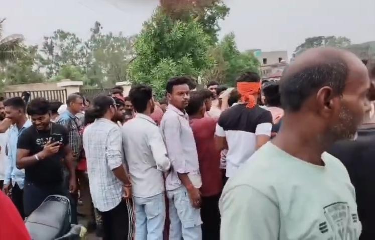 Dhanbad News : साधु के वेष में घर में घुसे ठग, महिला से सोने के गहने व नकदी लेकर फरार, ग्रामीणों ने 3 को दबोचा
