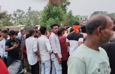 Dhanbad News : साधु के वेष में घर में घुसे ठग, महिला से सोने के गहने व नकदी लेकर फरार, ग्रामीणों ने 3 को दबोचा