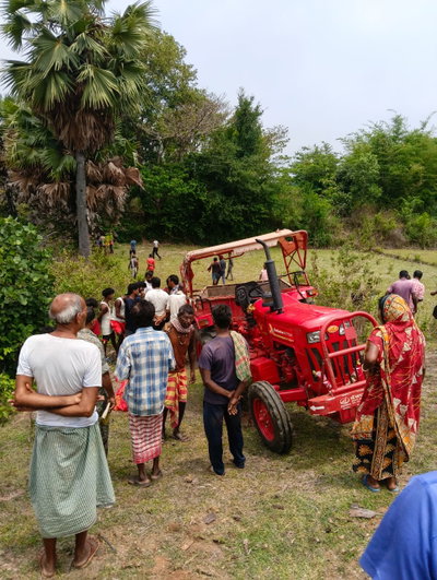 Jamtara News : खेत में गोबर डालने गई बच्ची की ट्रैक्टर की चपेट में आकर मौत