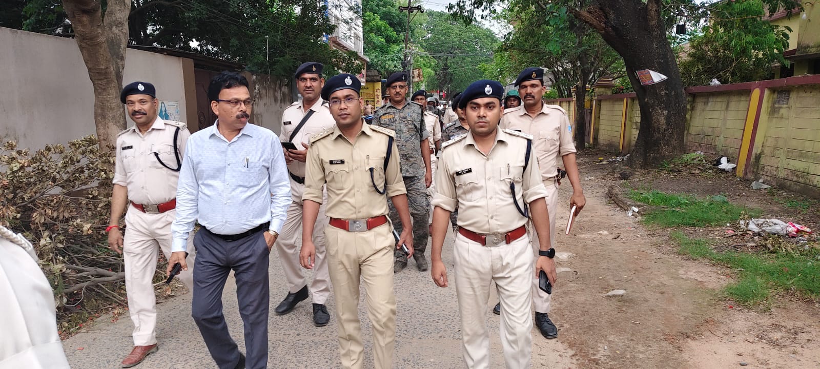 Jamtara News : बकरीद को लेकर पुलिस-प्रशासन अलर्ट, शहर में निकला फ्लैग मार्च