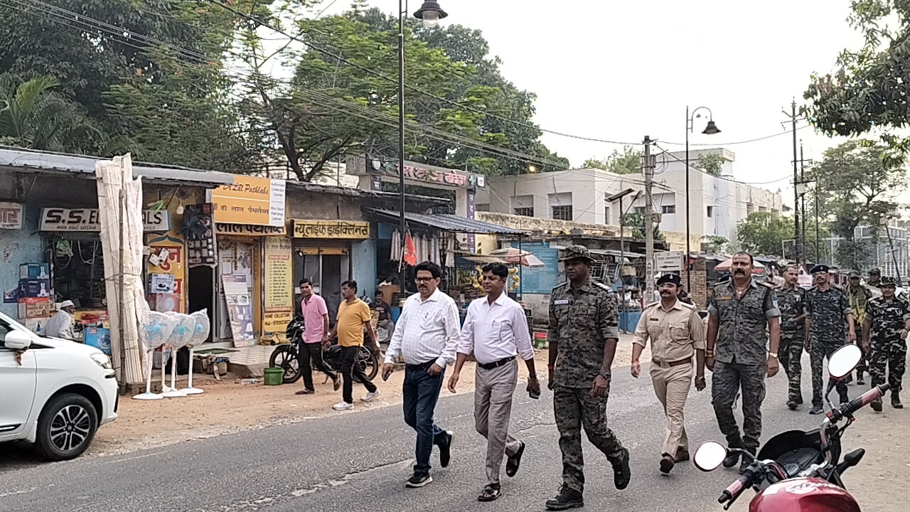 Latehar News : बकरीद पर सुरक्षा कड़ी, पुलिस ने किया फ्लैग मार्च