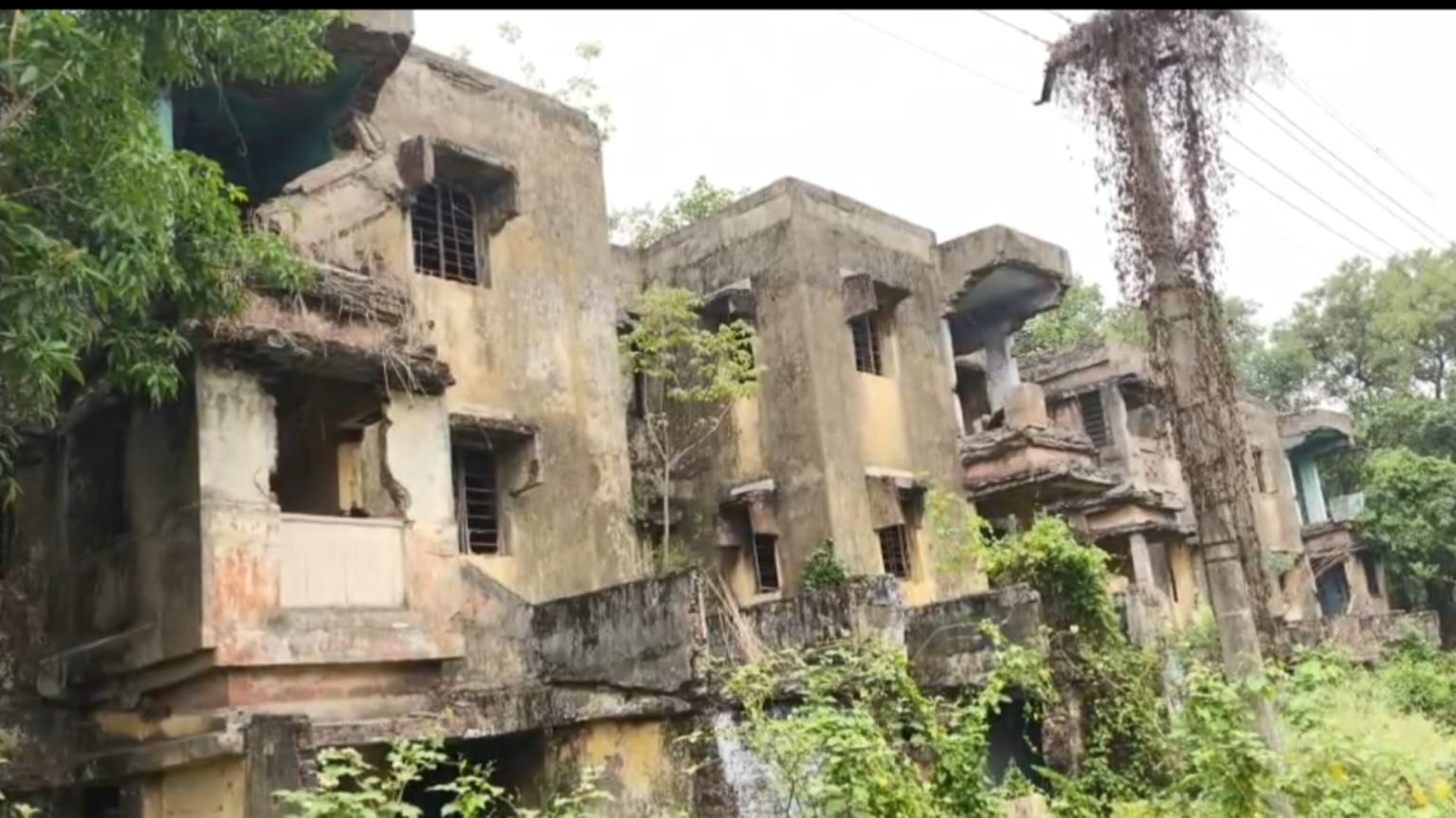 Bokaro News :  बीएसएल के जर्जर आवासों को तोड़ने की कार्रवाई शुरू