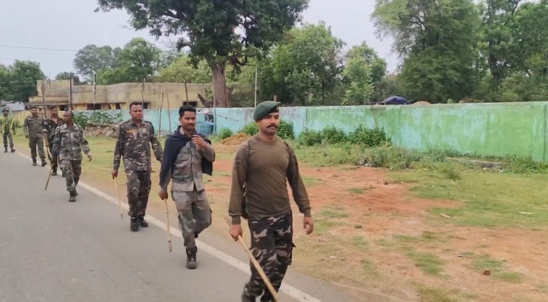 Saraikela News : बकरीद को लेकर खरसावां पुलिस अलर्ट, थाना प्रभारी के नेतृत्व में निकला फ्लैग मार्च