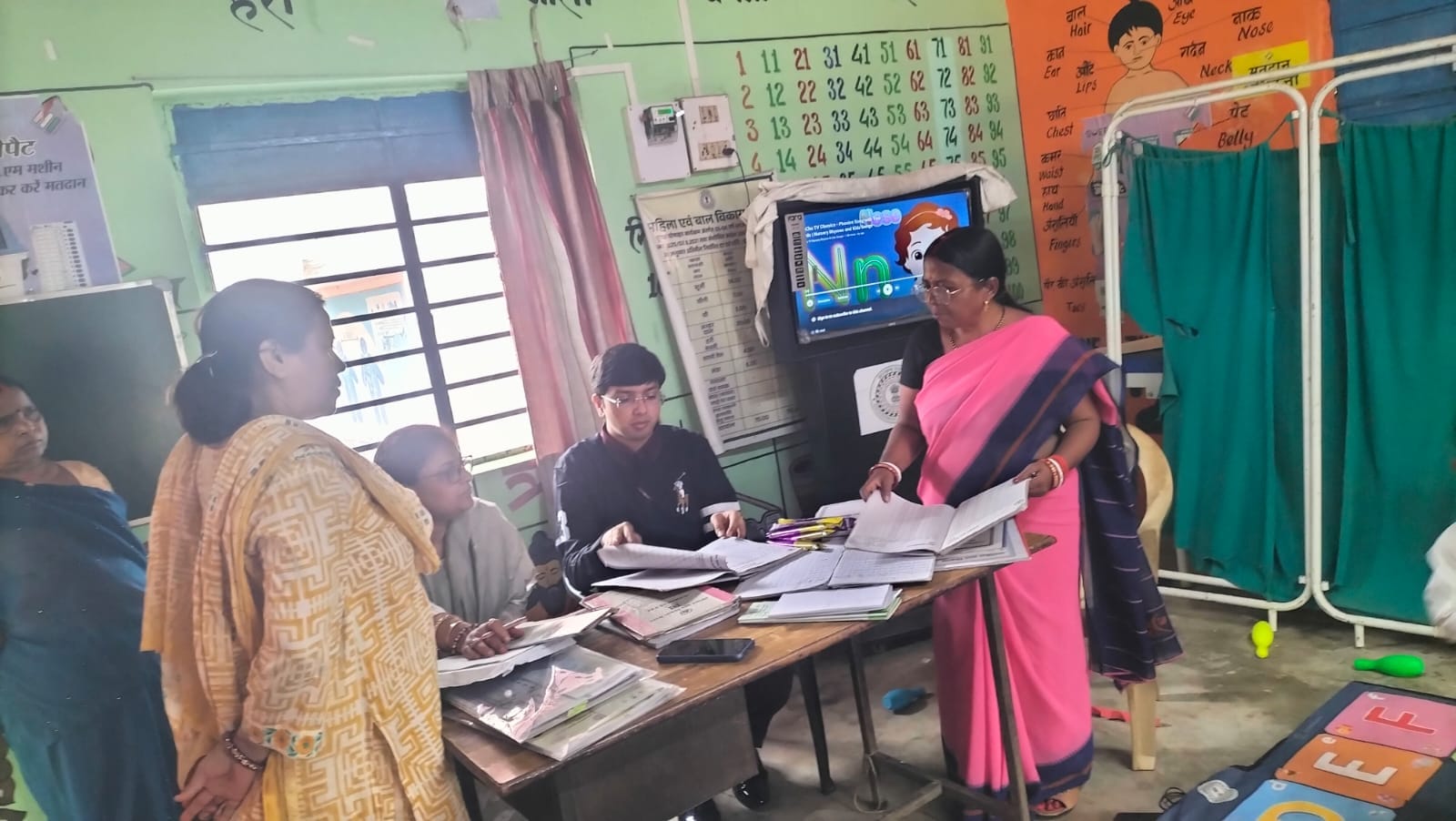 Bokaro News : प्रशिक्षु आईएएस ने आंगनबाड़ी केंद्रों का किया निरीक्षण, दिये निर्देश