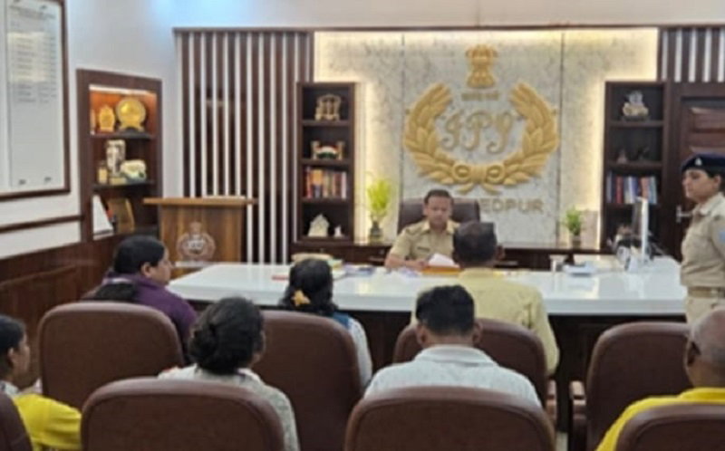 Jamshedpur News : एसएसपी ने जनसंवाद में सुनीं लोगों की समस्याएं, अधिकारियों को त्वरित कार्रवाई का निर्देश