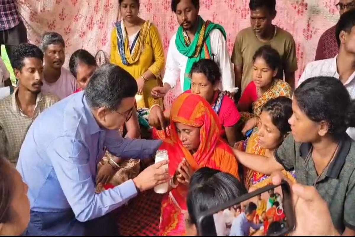 Bokaro News : आश्रित को नौकरी मिलने पर परिजनों का अनशन खत्म, डीसी ने जूस पिलाकर तुड़वाया