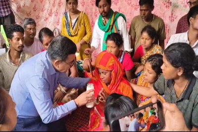 Bokaro News : आश्रित को नौकरी मिलने पर परिजनों का अनशन खत्म, डीसी ने जूस पिलाकर तुड़वाया