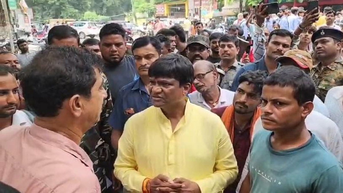 Dhanbad News : सांसद की पहल पर मृतक के आश्रित को मिला 2 लाख मुआवजा व नियोजन, घंटों बाद हटा सड़क जाम