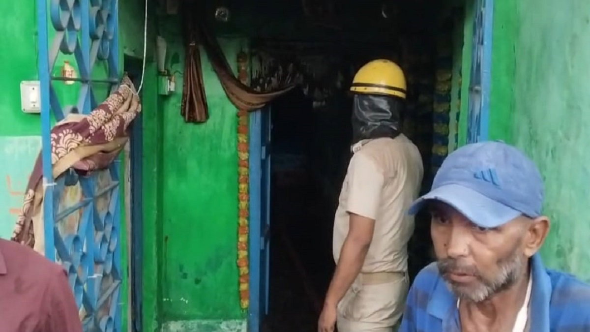 Jamshedpur News : जमशेदपुर की केबुल बस्ती में खपरैल मकान में लगी आग, सामान जलकर राख