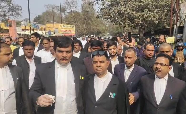 धनबादः बार एसो. का रास्ता बंद करने के विरोध में 29 से कार्य बहिष्कार करेंगे अधिवक्ता
