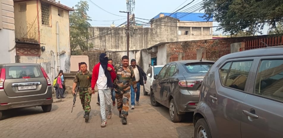 रामगढ़ः 89 लाख की साइबर ठगी मामले में महाराष्ट्र पुलिस ने पंजाबी मुहल्ला से एक युवक को पकड़ा