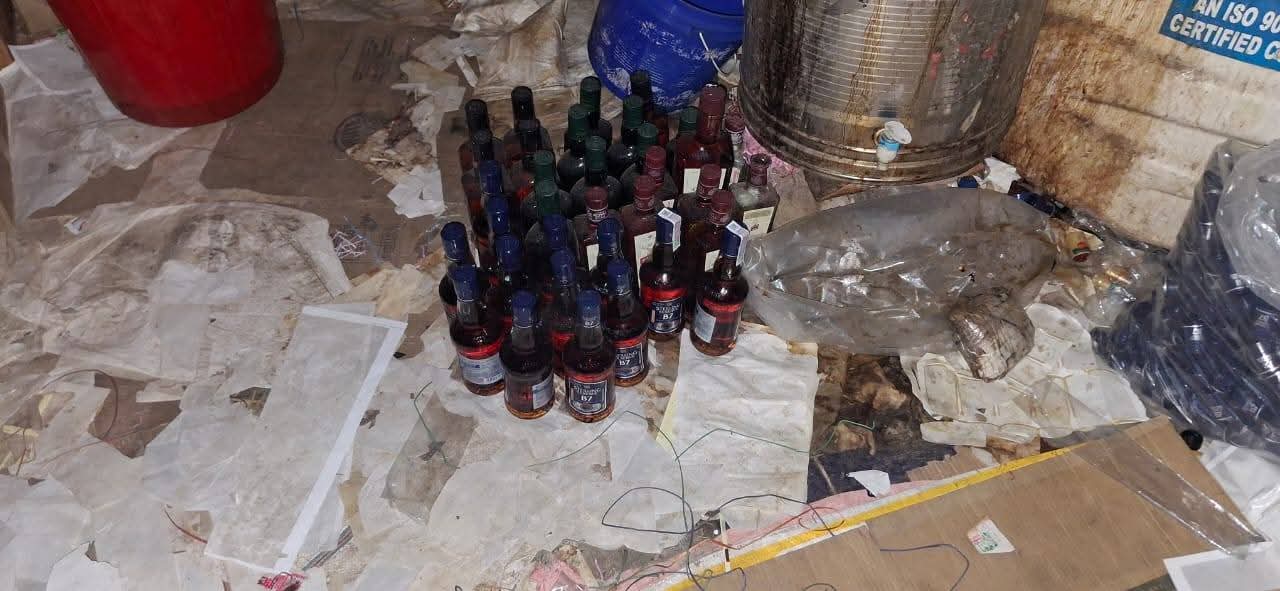 देवघरः अवैध शराब अड्डा ध्वस्त, 1063 लीटर नकली शराब जब्त