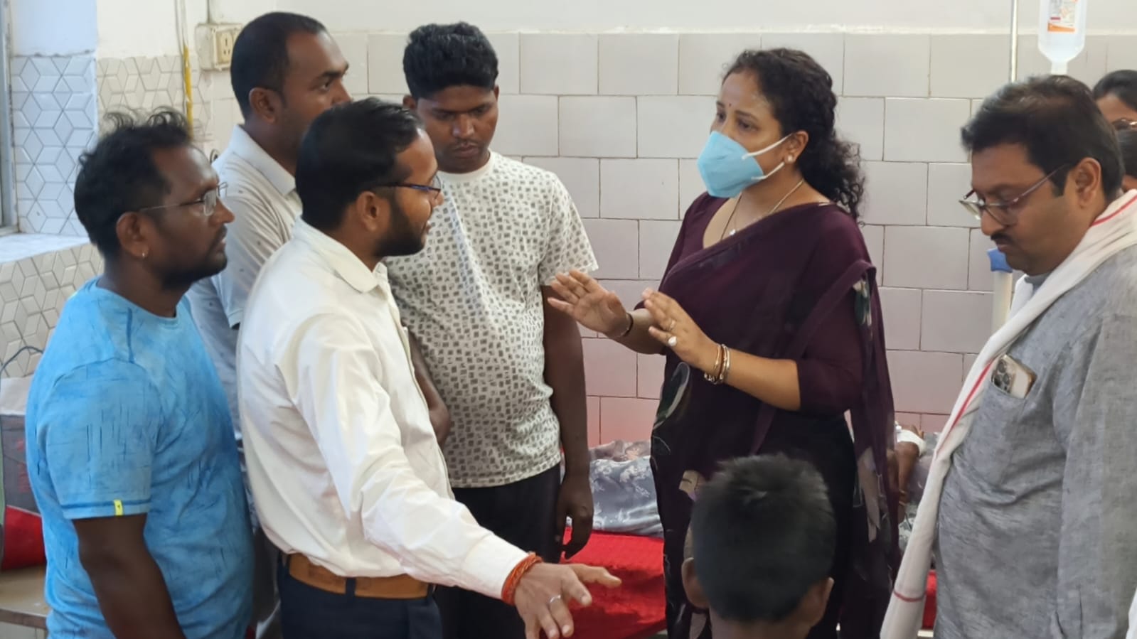 गिरिडीह पहुंचीं विधायक कल्पना सोरेन, सदर अस्पताल में भर्ती गोलगप्पे खाने से बीमार बच्चों से मिलकर जाना हाल