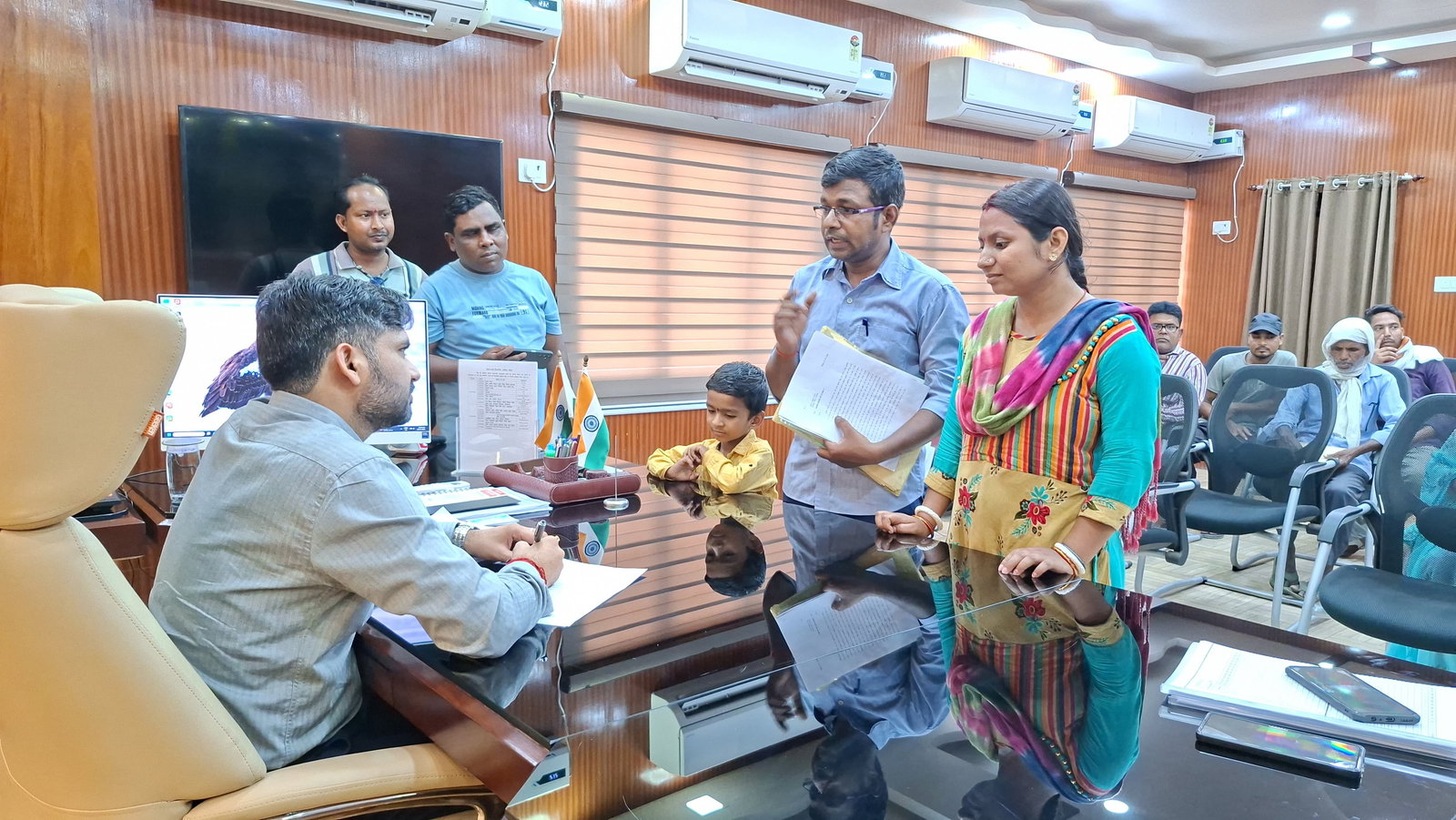 जामताड़ाः डीसी ने जनता दरबार में सुनीं लोगों की फरियाद, दिया आश्वासन