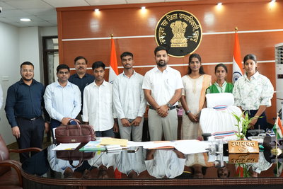 पलामूः डीसी ने की शिक्षा व एमडीएम योजना की समीक्षा,मेधावी छात्र-छात्राओं को किया सम्मानित