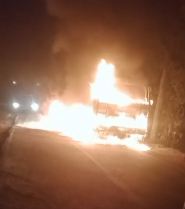 लातेहारः हाइवा में लगी आग, जांच में जुटी पुलिस