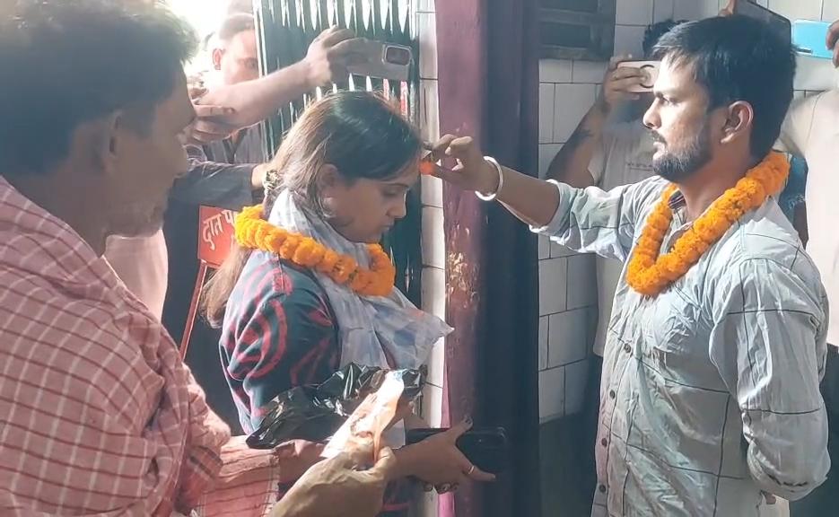 Dhanbad News : प्रेमी युगल ने मंदिर में की शादी, बस्ती वासियों ने दिया आशीर्वाद