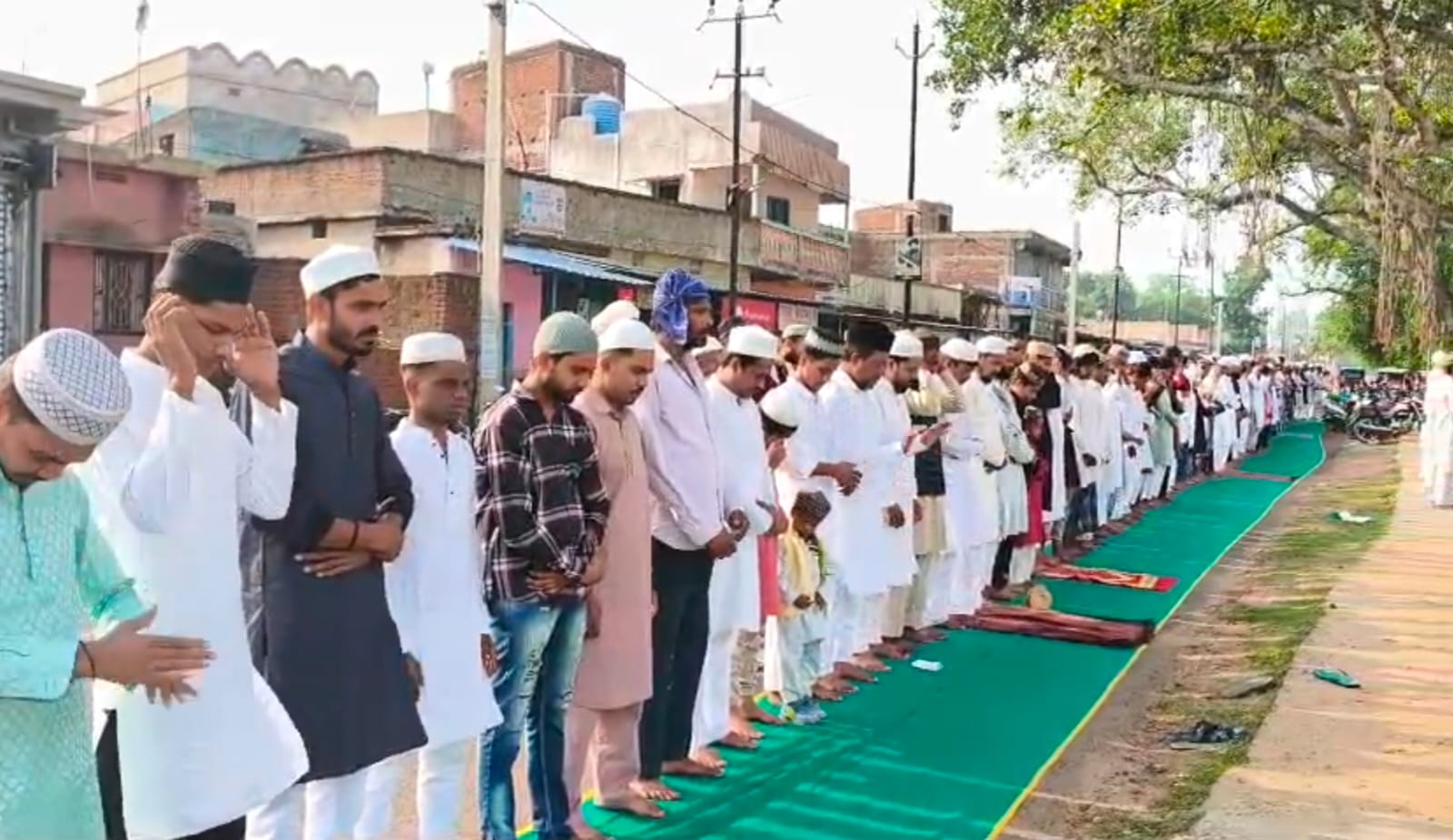 Deoghar News : स्वास्थ्य मंत्री डॉ. इरफान ने मधुपुर के ईदगाह में पढ़ी बकरीद की नमाज, दिया मोहब्बत का संदेश