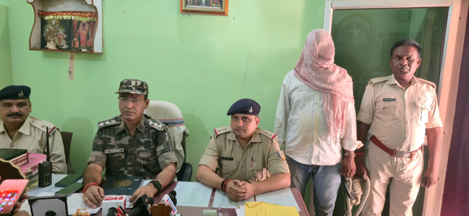 Chatra News : 15 लाख के ब्राउन शुगर के साथ शातिर तस्कर भुरकुंडा जंगल से गिरफ्तार