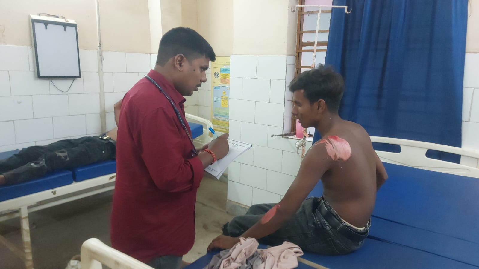 Jamtara News : पिकअप वैन के धक्के से बाइक दुर्घटनाग्रस्त, 4 लोग घायल, 2 धनबाद रेफर
