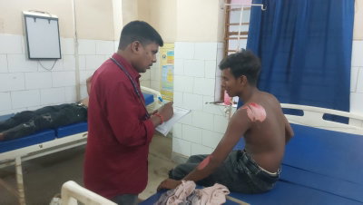 Jamtara News : पिकअप वैन के धक्के से बाइक दुर्घटनाग्रस्त, 4 लोग घायल, 2 धनबाद रेफर