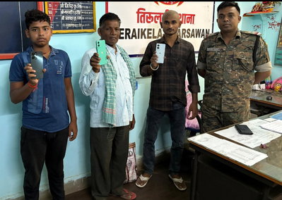 Saraikela News : तिरुलडीह में 3 गुम मोबाइल बरामद, पुलिस ने असली मालिक को सौंपा