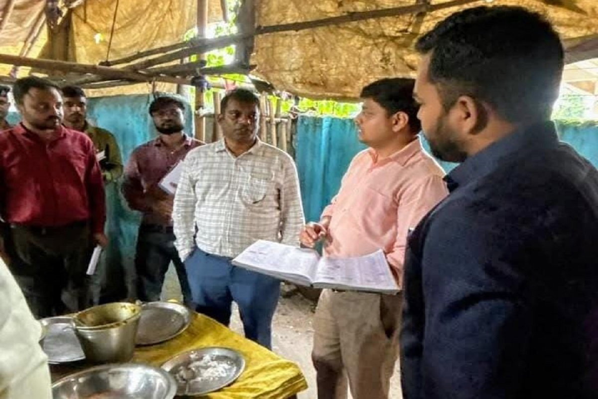 Dhanbad News : डीसी ने किया मुख्यमंत्री दाल-भात केंद्रों का औचक निरीक्षण, संचालकों को दिए निर्देश