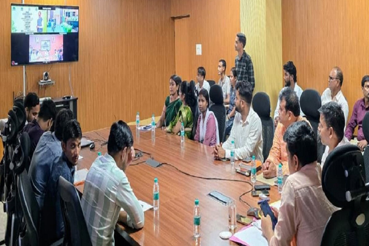 Dhanbad News : सीएम ने धनबाद के लाभुकों से की बात, डीसी ने 15 लोगों को सौंपे ड्राइविंग लाइसेंस