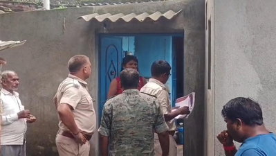 Dhanbad News: आदिवासी किशोरी से सामूहिक दुष्कर्म, आरोपी चार युवकों की तलाश में पुलिस का छापा