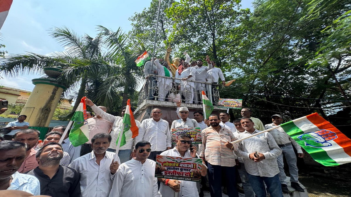 Hazaribagh News : सीईसी ज्ञानेश कुमार के इस्तीफे की मांग को लेकर कांग्रेस का प्रदर्शन, फूंका पुतला