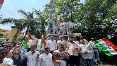 Hazaribagh News : सीईसी ज्ञानेश कुमार के इस्तीफे की मांग को लेकर कांग्रेस का प्रदर्शन, फूंका पुतला