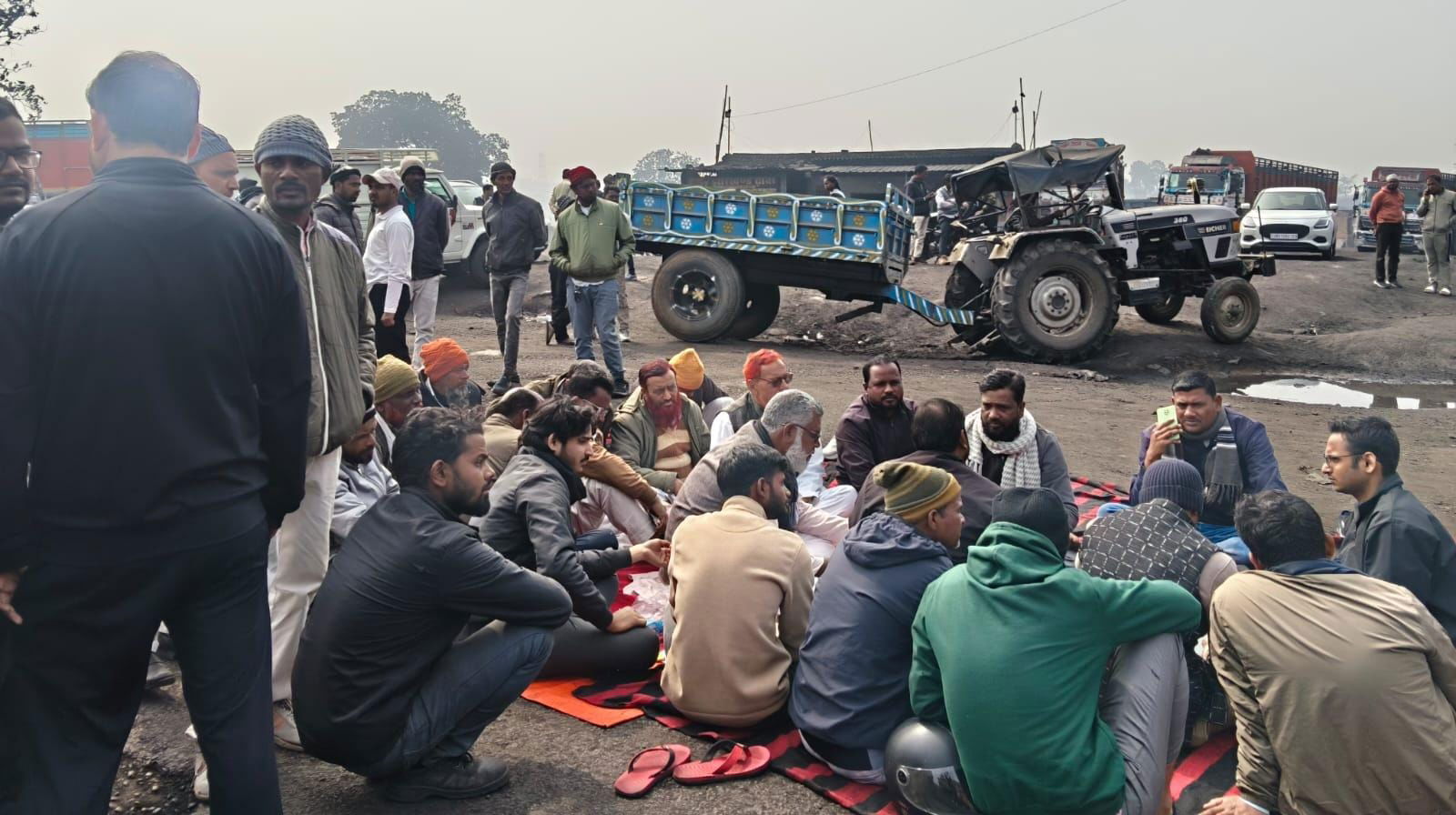 लातेहारः रोड हादसे में घायल व्यक्ति की मौत, विरोध में बालूमाथ-मुरपा सड़क जाम