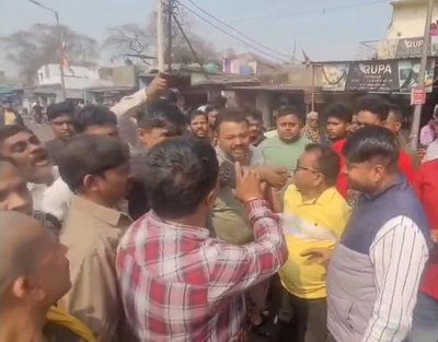 धनबादः लोयाबाद बाजार से प्रतिबंधित पॉलिथीन जब्त, दुकानदारों ने निगम की टीम का किया विरोध