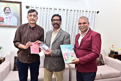 सीएम को भेंट की कैलाश सत्यार्थी की नई पुस्तक ‘करुणा द पावर ऑफ कंप्लशन’