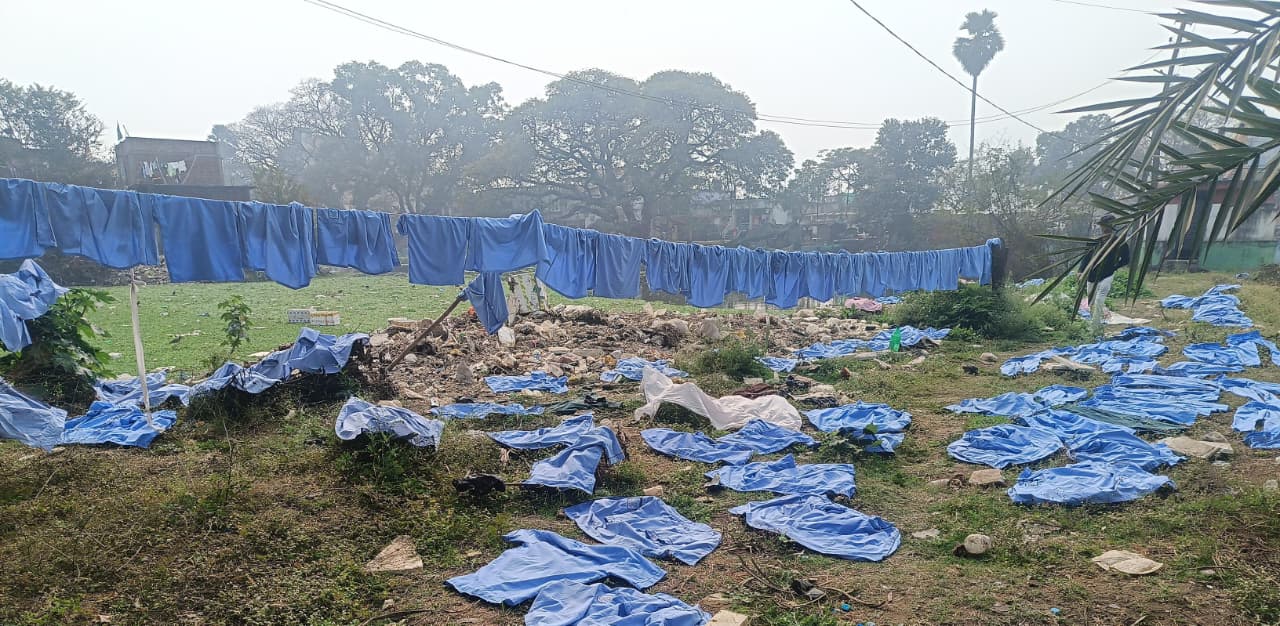 पलामूः बच्चों की सेहत से खिलवाड़, गंदे तालाब में सुखाए जा रहे संत मरियम स्कूल के बच्चों के कपड़े