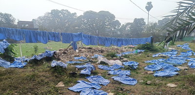 पलामूः बच्चों की सेहत से खिलवाड़, गंदे तालाब में सुखाए जा रहे संत मरियम स्कूल के बच्चों के कपड़े