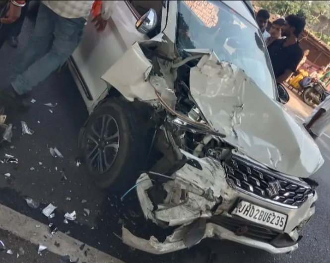 लातेहारः कार, पिकअप व बाइक की टक्कर में 9 लोग घायल, एक रिम्स रेफर