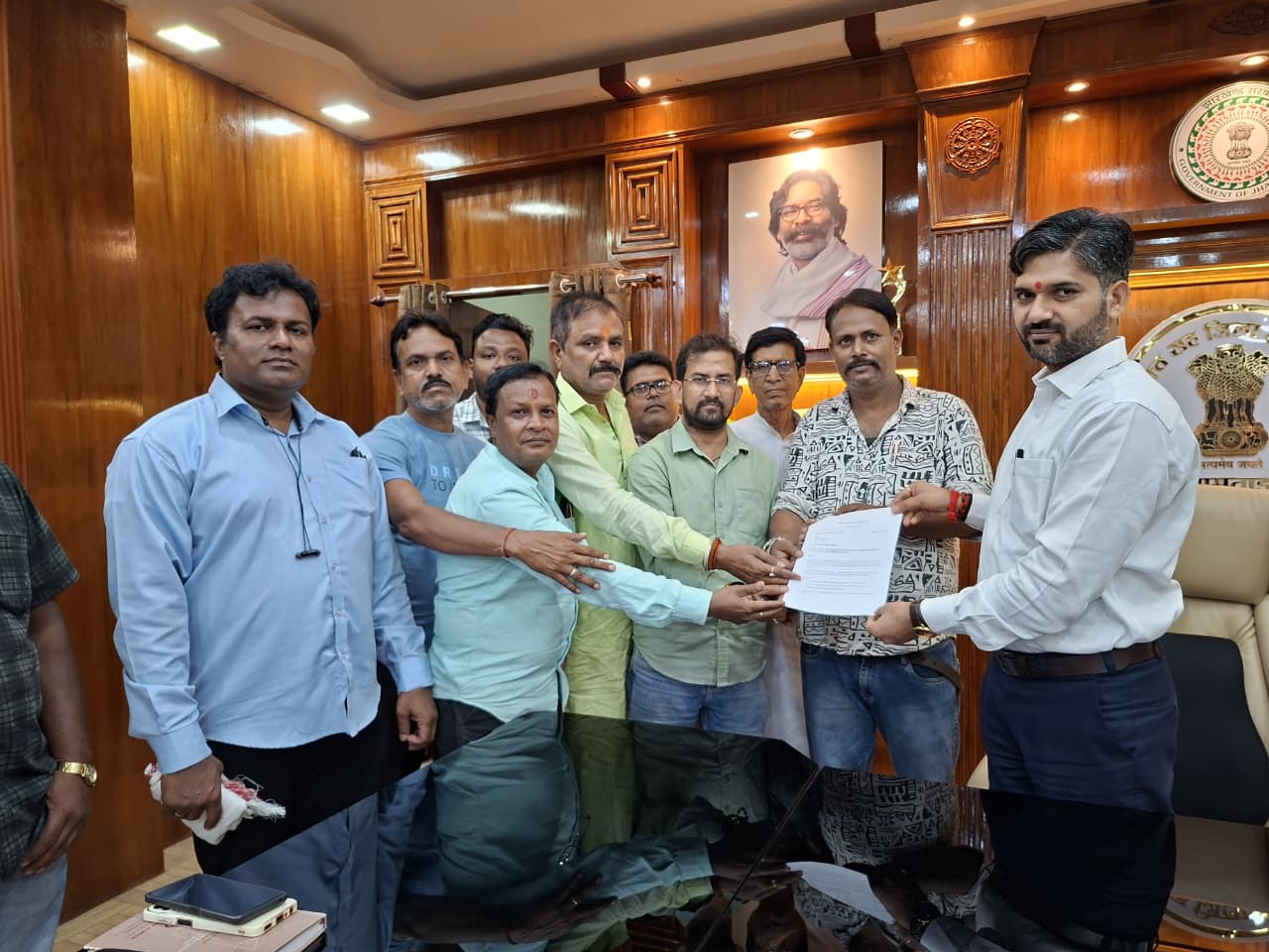 हजारीबाग में पत्रकार पर हमले का विरोध, जामताड़ा के पत्रकारों ने CM के नाम डीसी को सौंपा ज्ञापन