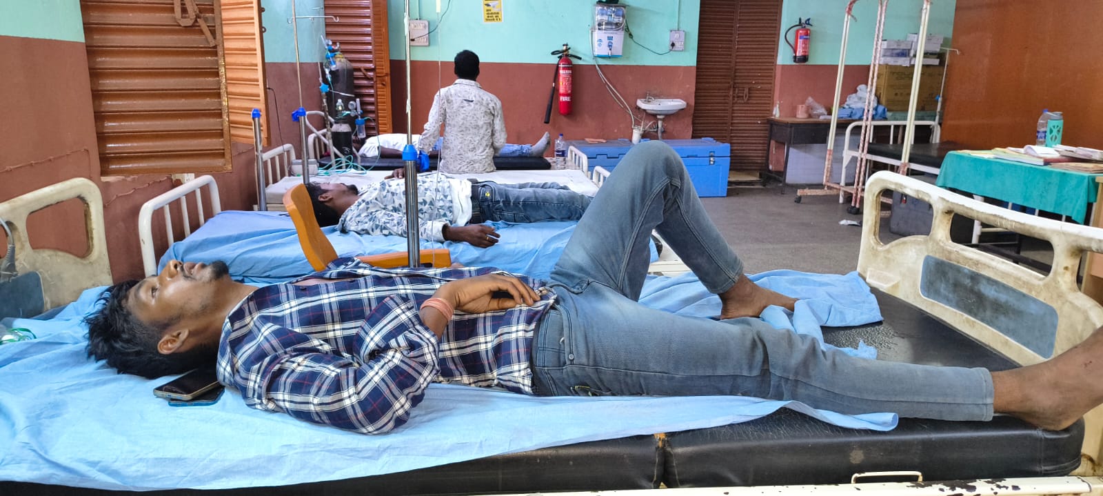 लातेहारः बारात से लौट रही बोलेरो पेड़ से टकराई, सात लोग घायल