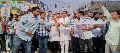 पलामूः विनीत तिवारी हत्याकांड पर फूटा आक्रोश, लोगों शहर में निकाला कैंडल मार्च