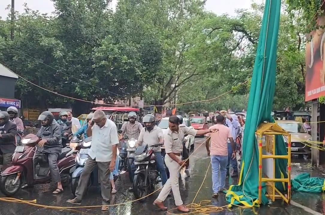Dhanbad News : आंधी-बारिश में रणधीर वर्मा चौक पर लगा टेंट शेड धराशायी, ट्रैफिक व्यवस्था प्रभावित