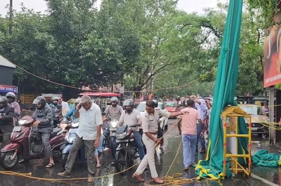 Dhanbad News : आंधी-बारिश में रणधीर वर्मा चौक पर लगा टेंट शेड धराशायी, ट्रैफिक व्यवस्था प्रभावित
