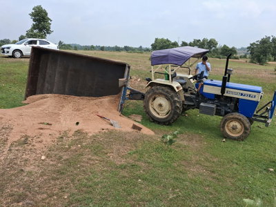 Jamtara News : अजय नदी से अवैध बालू लेकर जा रहा ट्रैक्टर जब्त