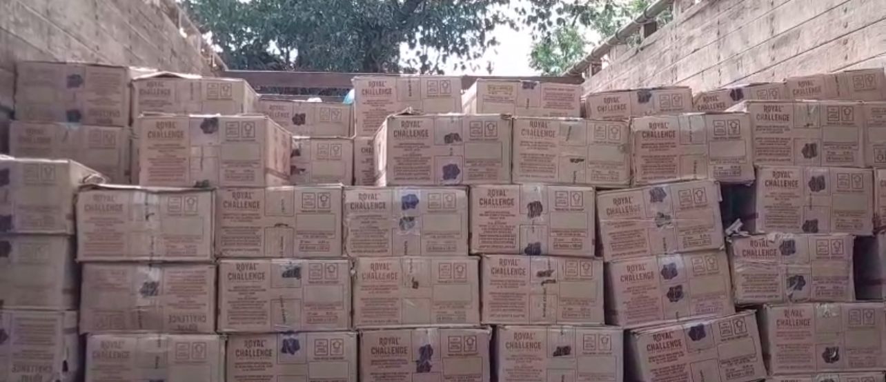 Latehar News : चंदवा में अवैध शराब की बड़ी खेप जब्त, पांच तस्कर गिरफ्तार