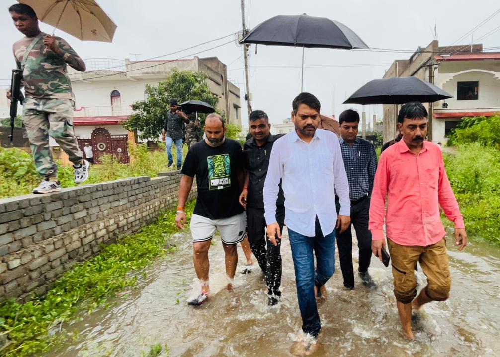 Dhanbad News : भारी बारिश से धनबाद में बिगड़े हालात, कई इलाकों में भरा पानी, मेयर ने लिया जायजा