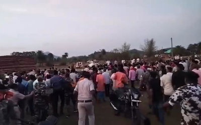 Dhanbad News : टुंडी में प्रतिबंधित मांस मिलने से तनाव, पुलिस पर पथराव के बाद लाठीचार्ज