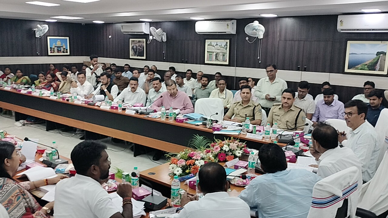 Jamshedpur News : दिशा की बैठक, विकास योजनाओं की समीक्षा, सांसद ने दिया समय पर पूरा करने का निर्देश